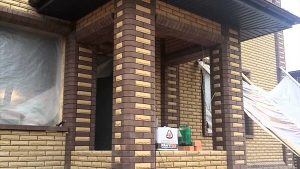 Option combining the two types of bricks looks great