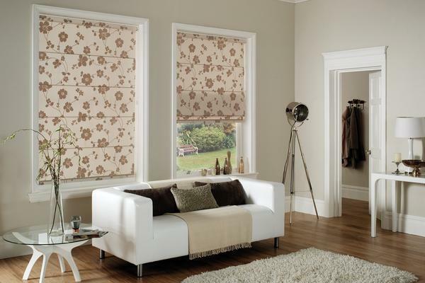 V prípade, že obývacia izba sa vykonáva v minimalistickom štýle, niečo pre zlepšenie estetického vzhľadu okná, môžete použiť rímske rolety