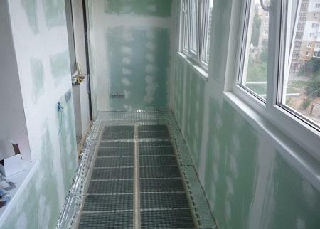 Na balkonu se može instalirati kao voda i infracrvenom toplinski izolirani podu