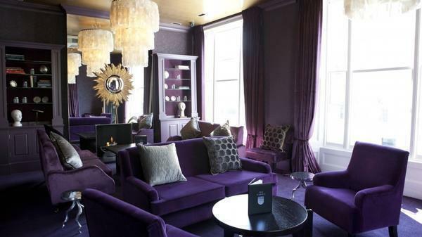 Making viesu istabu violetu krāsu, kas ir ideāli piemērots neparastu un radošu indivīdu