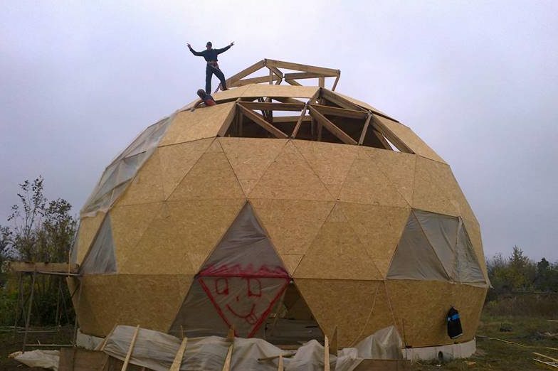 The construction of the dome of the building in a way reminiscent of the children's designer of the assembly in its complexity
