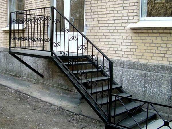 Die Treppe zur Veranda aus Metall: Metallrahmen mit den Händen, bereit zu biegen, Fotos