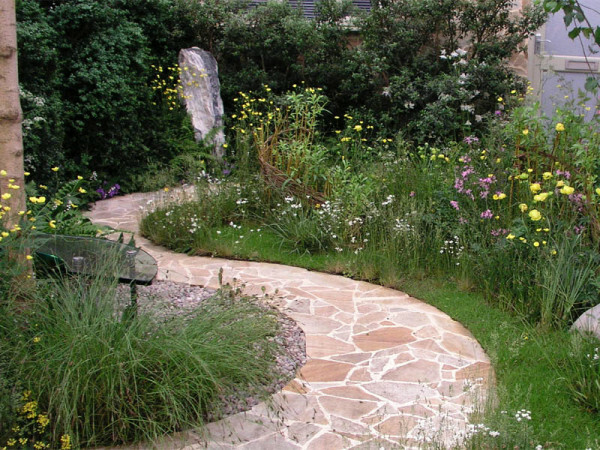 Landschaftsbau ein Gartengrundstück: die Formulierung von einem kleinen Garten, Blumenbeet, Videos und Fotos