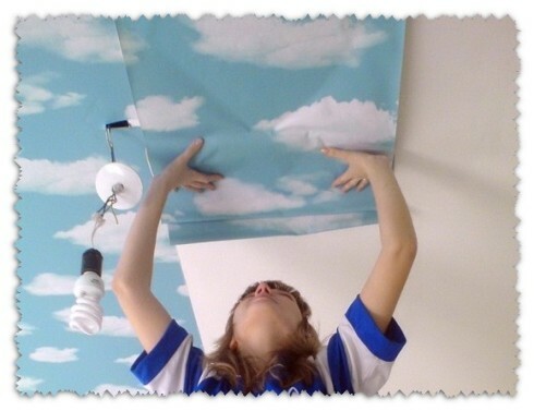 As the non-woven wallpaper pokleit correctly on the ceiling: the rules of gluing