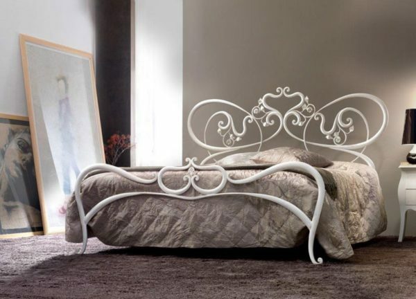 Branca camas em ferro forjado fora olhar não é apenas o ar, e ainda mais frágil e sem peso