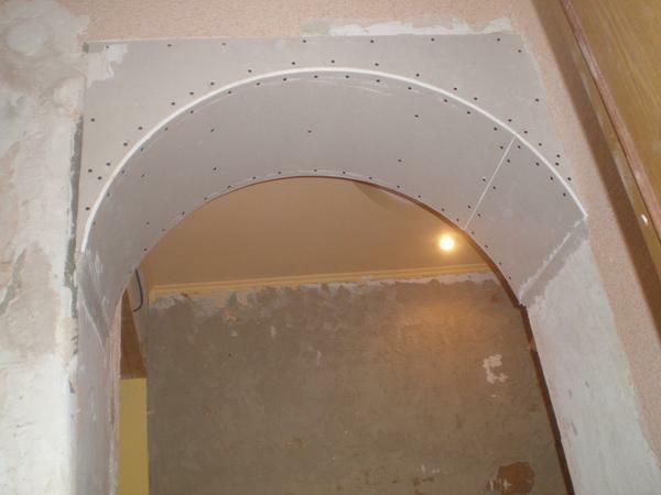 The gypsum board bent in a semicircle should be carefully fixed on a skeleton by means of screws