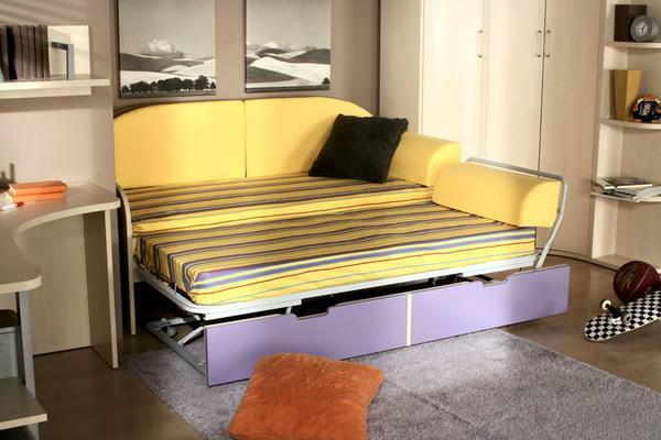 bir mekanizma ile Şık ve kompakt divan "evroknizhka" uyumlu bir gencin yatak odasında genel tasarımına uyacak