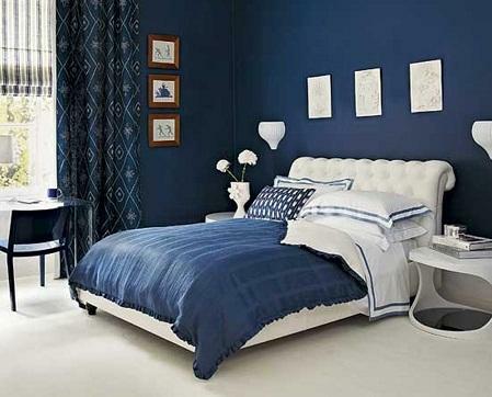 Die blaue Farbe im Inneren des Schlafzimmers fördert die Entspannung und wirkt sich positiv auf den Schlaf