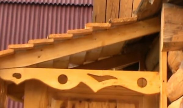 Garnitur mit einem Holz Vordach eingefädelt werden kann