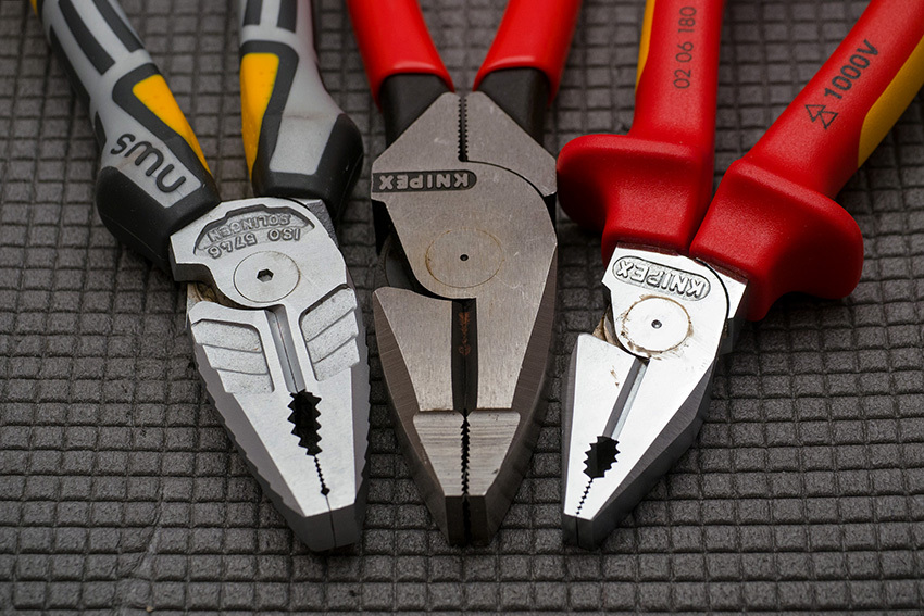 With pliers, the width of the jaws is always the same along the entire length, unlike pliers 