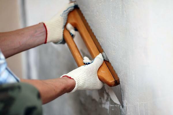 Untuk dinding di ruang tamu paling cocok atau non-woven sutra wallpaper berkualitas tinggi