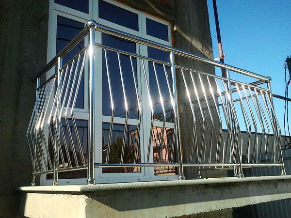 Blant fordelene med rustfritt stål balkongrekkverk er det verdt å merke seg en lang levetid og gode estetiske egenskaper