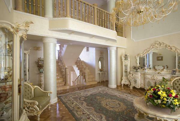 Es sieht besonders beeindruckend Halle im barocken Stil in einem Privathaus
