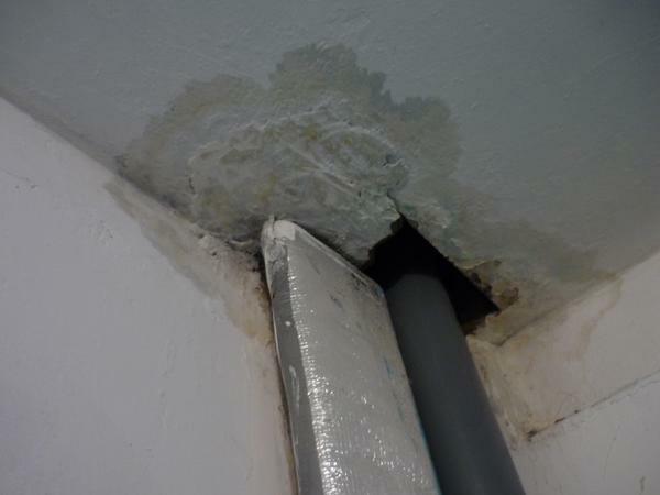 Lors de la fermeture autour des tuyaux dans le matériau du plafond est pris en compte, ce qui est plafond décoré