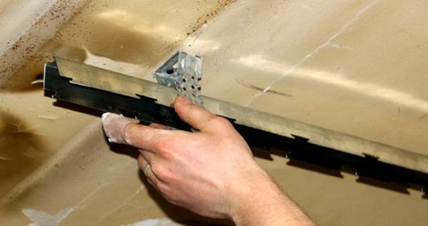Instalação de painéis cremalheira deve ser levada a cabo com a ajuda de um nível de bolha, pela fixação da cremalheira no furo numa estrutura de metal