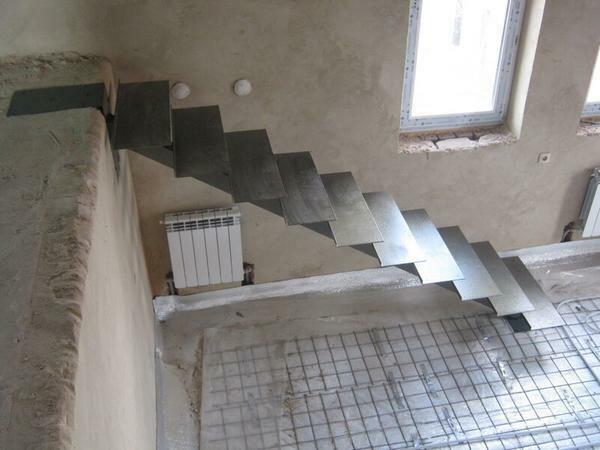 In order for the staircase to be strong and safe, it is necessary to choose only high-quality materials