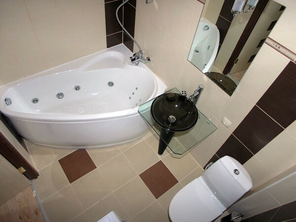 Kabuk düzenlemenin bir örneği, ve bir duvar boyunca tuvalet