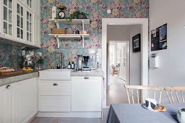 For the kitchen in Khrushchev, an excellent solution will be a combination of bright wallpaper with beautiful furniture