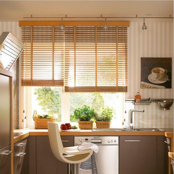 Para janelas na cozinha, muitos preferem escolher cortinas práticos