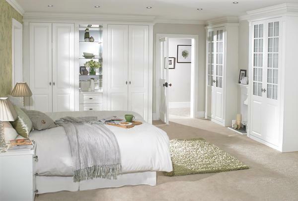 Beyaz yatak odası: iç fotoğraf parlak bir modern tarz, renk tasarımı ve tonu, rahat kül, uygun fiyatlı tasarım