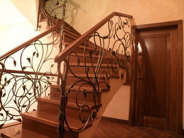 You can create and install an oak staircase yourself if you prepare a drawing in advance and purchase all the necessary tools for work