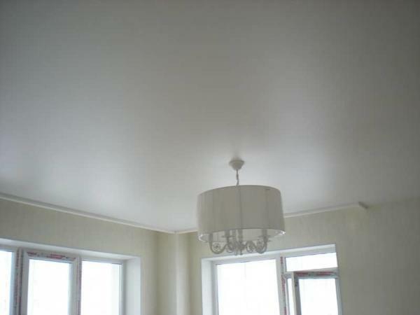 Satin rastegnut platno vizualno podsjeća na fino bijelim stropom
