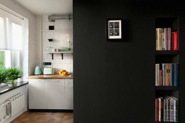 Parte da cozinha está escondido atrás de uma parede preta
