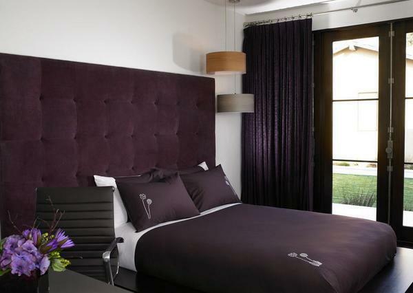 Purple krāsu kombinācijā ar baltu, lai guļamistaba izsmalcināts un sveikt