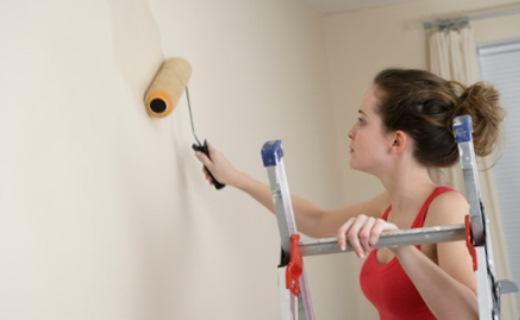 Priming walls is necessary to protect the decorative coating from possible mold, as well as for better adhesion