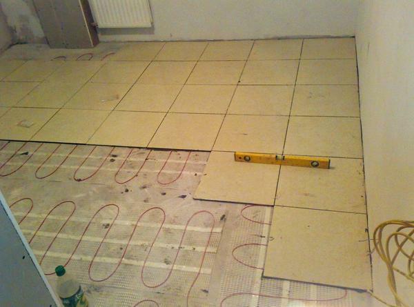 Thanks to the warm floor, laid under the tile, you can improve the degree of comfort in the room