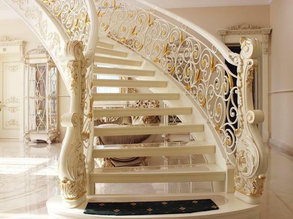 To significantly extend the life of the wooden staircase, it is necessary to choose high-quality dyeing materials