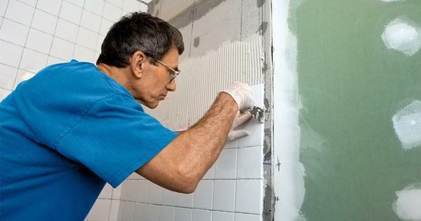 The installation of ceramic tiles must be done only on moisture-resistant plasterboard