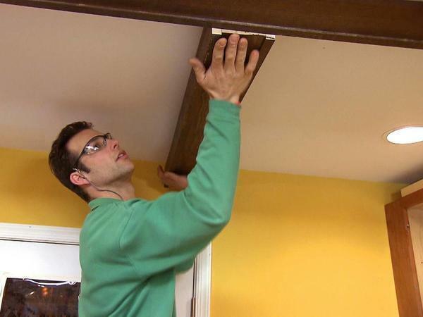 Dekorative bjælker i loftet: hvordan man kan dekorere deres hænder, hvordan man kan slå og foto montere som at styrke og formalisere hvor tæt polyurethan og kan lide at dekorere