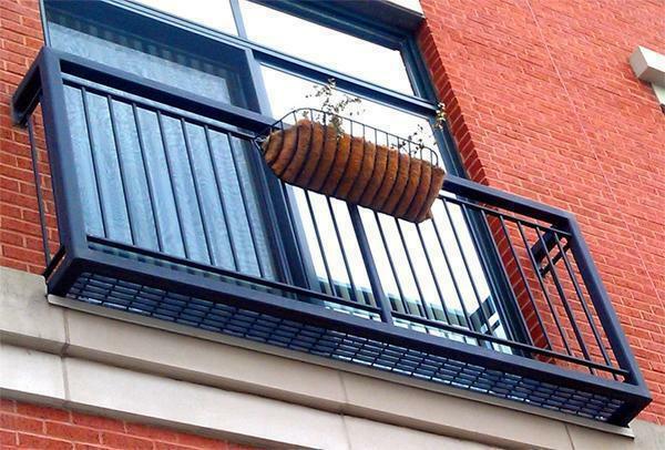 Hvis du skal installere en balkong i fransk stil, prøv å følge den generelle stilen i huset