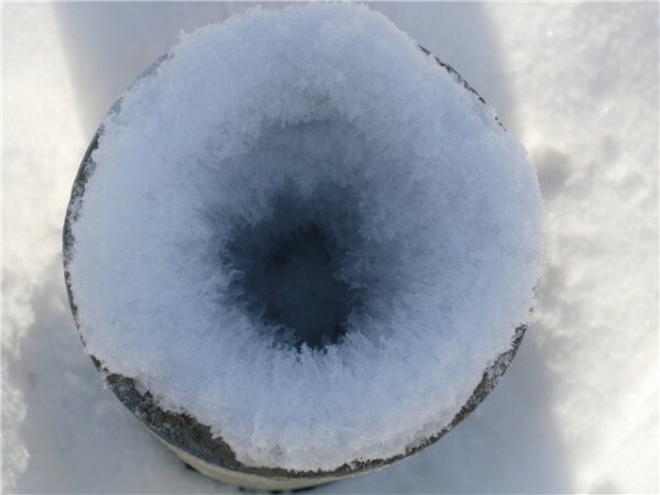 Salju tutup pada pipa tegak saluran pembuangan.