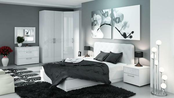 Very gentle and enveloping is the interior of the bedroom with white glossy furniture