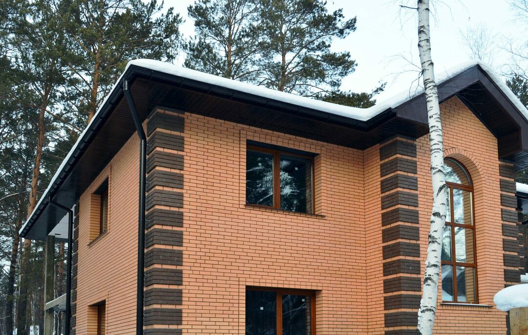 Brick wall protects against weather and mechanical influences