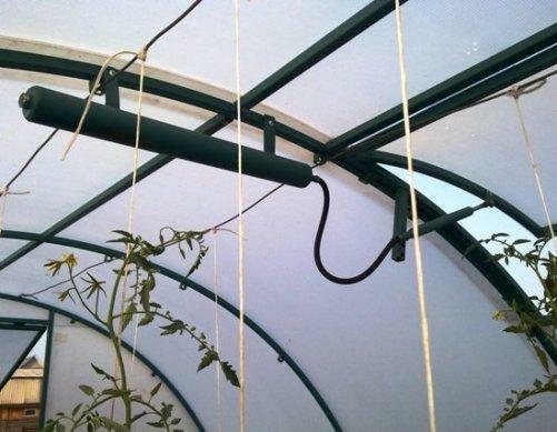 A comfortable microclimate for plants in the greenhouse can be controlled with a thermal drive