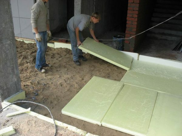 Due to the absence of hydrophobicity and enhanced strength extruded polystyrene insulation is best suited for the floor than normal