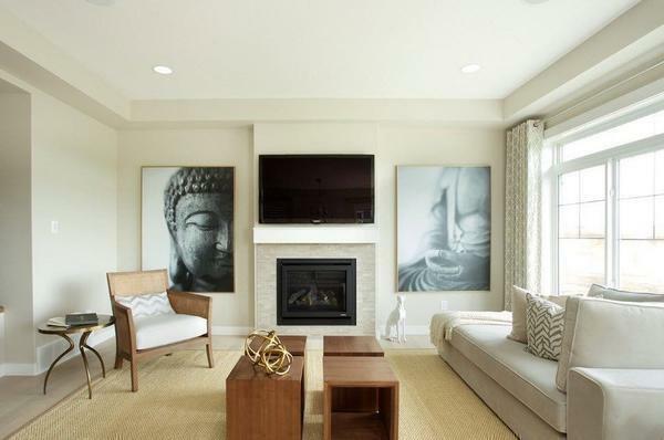 Menghias ruang tamu dapat lukisan yang indah dan perapian dekoratif