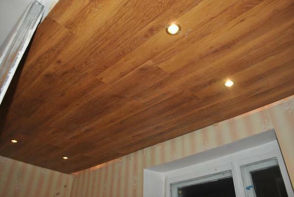 The ceiling lined with laminate looks natural and harmonious