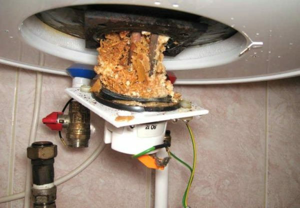Ontkalken en puin - een verplichte procedure voor elke boiler.