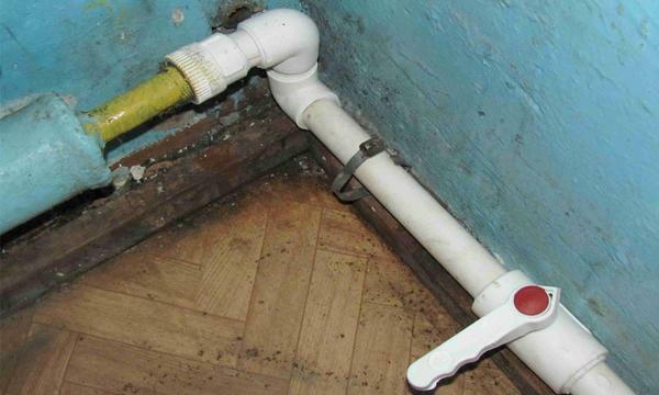 The choice of how to connect a metal pipe to a plastic pipe depends on the diameter of the pipes themselves