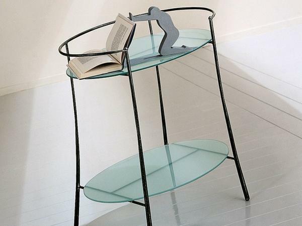 mesa de cabeceira feita de vidro parece perfeito - acrescenta um quarto luminoso e arejado