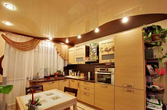 A megfelelően kiválasztott álmennyezet lehetővé teszi változatossá és díszítik a belső a konyha