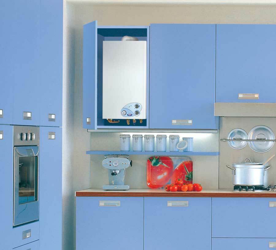 Cum se ascunde cazanul de gaz în bucătărie Foto: Design închis cu cazan de încălzire individuală într-o casă privată, ascunde dulap