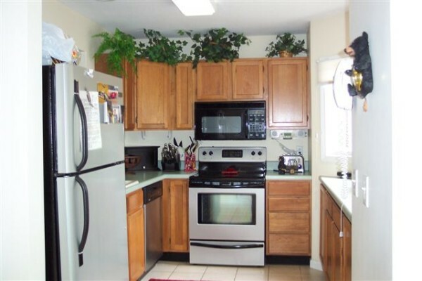 Dizains maza izmēra virtuvi: mēbeļu izkārtojums pa logu un citām iespējām, projektu, video un fotogrāfijas