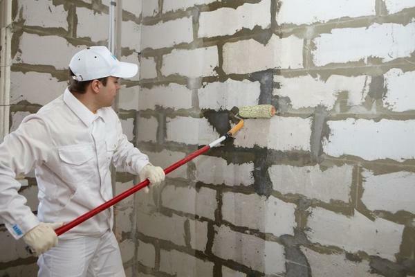 Prieš pradedant taikyti glueing gipso, turėtų būti paruošti iš anksto plytų sienos