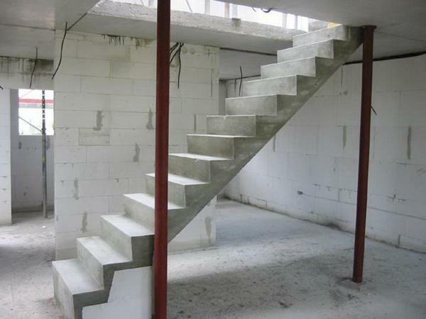 Ravno stubište za male ladanjske kuće i vikendice, izgrađen od opeke ili gazirano