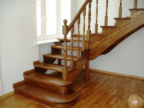 Wenn das Haus kleine Kinder hat, hat die Treppe mit einem Geländer ausgestattet werden